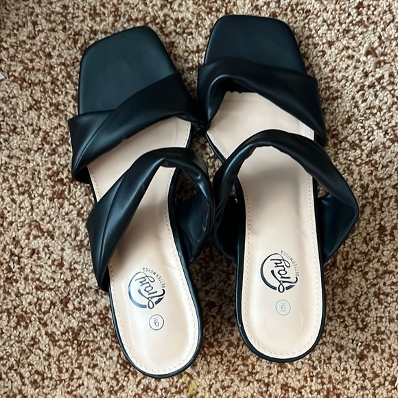 Trary Square Toe Heels - Picture 4 of 8